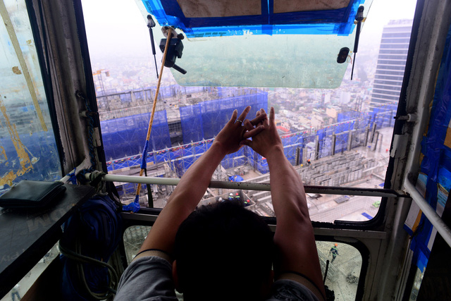 Mỗi ng&agrave;y 8 tiếng Lợi ở b&ecirc;n trong buồng l&aacute;i chỉ vửa đủ đặt chiếc ghế v&agrave; bảng điều khiển, những l&uacute;c chưa c&oacute; h&agrave;ng để cẩu th&igrave; Lợi thường l&agrave;m c&aacute;c động t&aacute;c thể dục tại chỗ để tr&aacute;nh mệt mỏi.