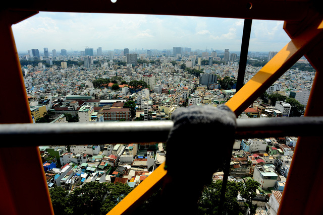 Chuyện về một người đàn ông mưu sinh ở giữa lưng chừng trời!