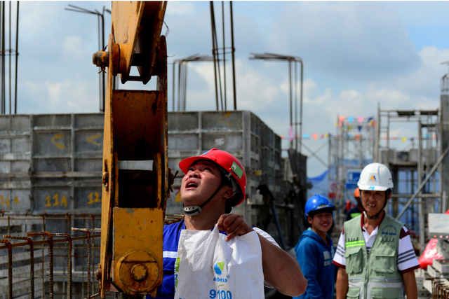 Mỗi ng&agrave;y l&agrave;m việc, Lợi thường chỉ leo l&ecirc;n v&agrave; xuống 1 lần để đỡ mệt, buổi trưa nghỉ sẽ c&oacute; người gắn cơm v&agrave;o cần trục gửi l&ecirc;n.
