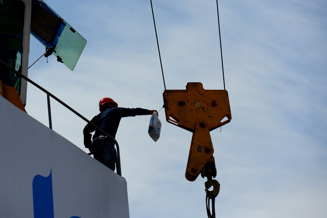 L&agrave;m việc một m&igrave;nh, nghỉ ngơi v&agrave; ăn uống cũng một m&igrave;nh.