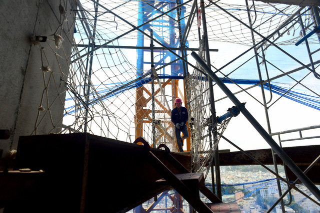 Những người l&aacute;i cẩu th&aacute;p như Lợi thường kh&aacute; trẻ, từ 25-30 tuổi đủ sức trẻ v&agrave; khỏe để đảm đương c&ocirc;ng việc.