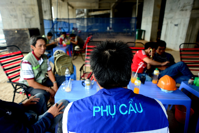 Mỗi cẩu th&aacute;p sẽ c&oacute; 2 l&aacute;i ch&iacute;nh lu&acirc;n phi&ecirc;n v&agrave; 4 phụ cẩu hỗ trợ.