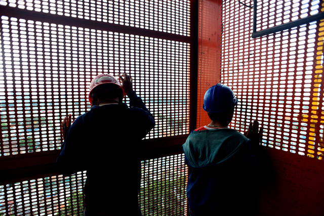 Thu nhập của Lợi chỉ khoảng 10 triệu đồng mỗi th&aacute;ng. Lợi chuẩn bị lấy vợ n&ecirc;n anh phải l&agrave;m tăng ca để kiếm th&ecirc;m.