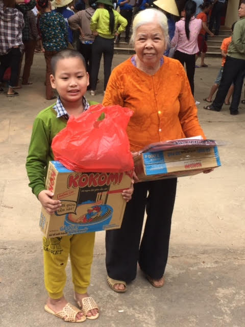 Nụ cười tr&ecirc;n m&ocirc;i của hai b&agrave; ch&aacute;u.