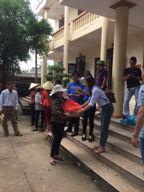 Niềm vui của người d&acirc;n khi đ&oacute;n nhận những m&oacute;n qu&agrave;.