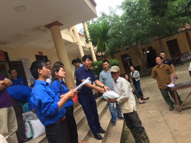 Thanh Ho&aacute;: Nh&oacute;m thiện nguyện chia sẻ kh&oacute; khăn c&ugrave;ng người d&acirc;n v&ugrave;ng lũ huyện Thọ Xu&acirc;n