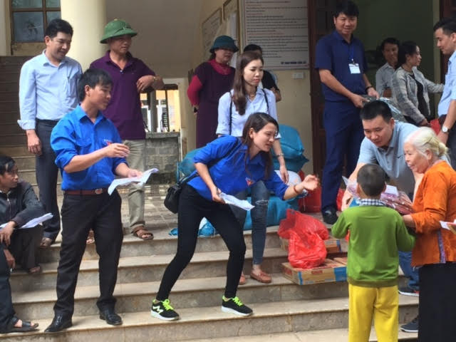 Thanh Ho&aacute;: Nh&oacute;m thiện nguyện chia sẻ kh&oacute; khăn c&ugrave;ng người d&acirc;n v&ugrave;ng lũ huyện Thọ Xu&acirc;n