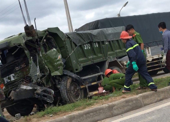 Lực lượng chức năng phải cắt ca bin mới đưa được thi thể t&agrave;i xế ra ngo&agrave;i.