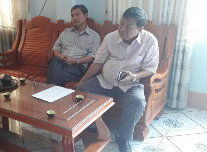 &Ocirc;ng A Cường gi&aacute;m đốc v&agrave; &ocirc;ng Nguyễn Th&agrave;nh Trung ph&oacute; ph&oacute; gi&aacute;m đốc Sở Nội vụ Kon Tum đang trao đổi với PV