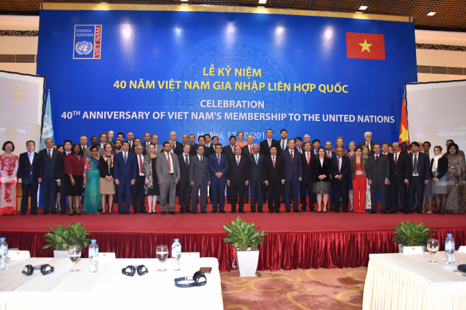 Thủ tướng Nguyễn Xu&acirc;n Ph&uacute;c với c&aacute;c đại biểu.