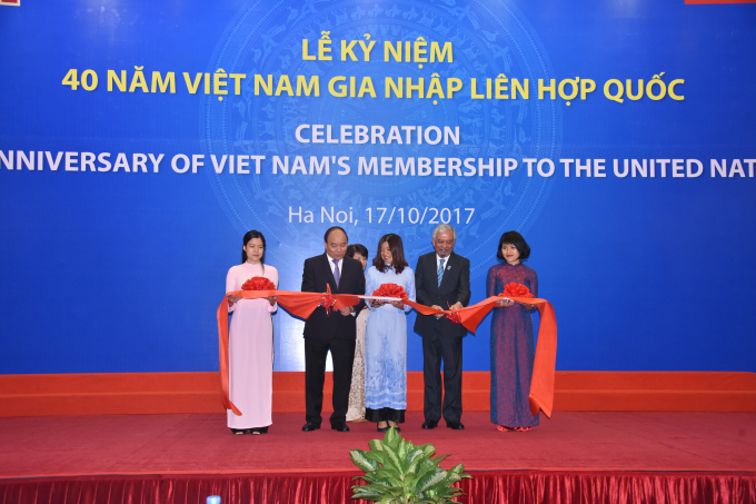 &nbsp;Thủ tướng Nguyễn Xu&acirc;n Ph&uacute;c v&agrave; &ocirc;ng Kamal Malhotra đ&atilde; cắt băng khai trương triển l&atilde;m ảnh về 40 năm quan hệ Việt Nam - LHQ.