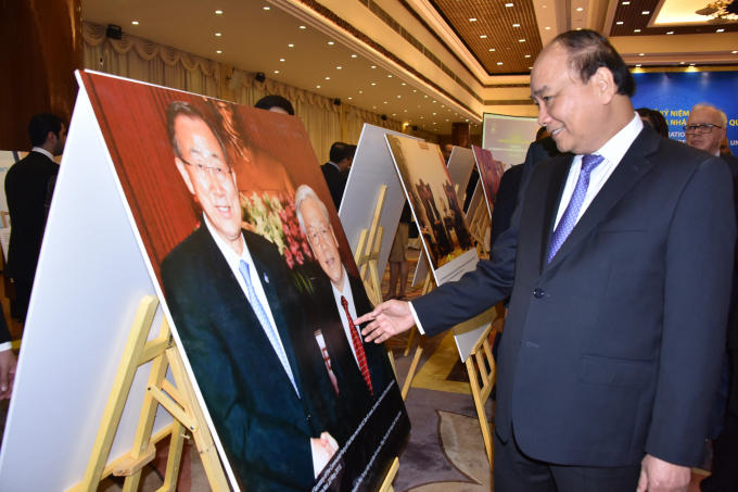 Thủ tướng Nguyễn Xu&acirc;n Ph&uacute;c tham quan triển l&atilde;m ảnh 40 năm hợp t&aacute;c Việt Nam v&agrave; Li&ecirc;n hợp quốc.&nbsp;