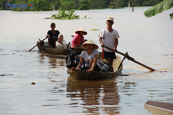 Thuyền trở th&agrave;nh phương tiện đi lại duy nhất đối với người d&acirc;n v&ugrave;ng rốn lũ Thạch Định. (Ảnh: Anh Thắng)