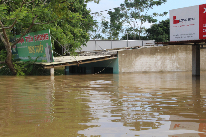 H&agrave;ng trăm ng&ocirc;i nh&agrave; chỉ c&ograve;n lấp l&oacute; phần n&oacute;c trong sốn lũ. (Ảnh: Anh Thắng)