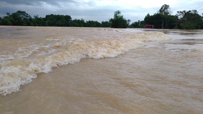 Trận lũ s&ocirc;ng Bưởi năm nay đ&atilde; ghi dấu ấn vượt 38cm so với đỉnh lũ lịch sử năm 2007 đ&atilde; g&acirc;y vỡ đ&ecirc; nhấn ch&igrave;m to&agrave;n bộ thị trấn Kim T&acirc;n. (Ảnh: Anh Thắng)