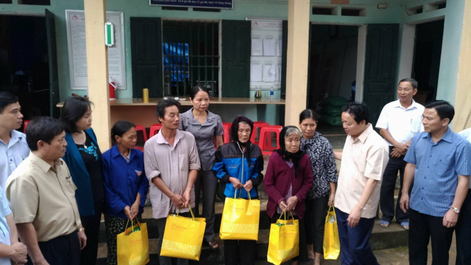 Người d&acirc;n v&ugrave;ng rốn lũ s&ocirc;ng Bưởi kh&ocirc;ng lẻ loi bởi lu&ocirc;n c&oacute; sự chung tay của c&aacute;c cấp ng&agrave;nh hỗ trợ, khắc phục kh&oacute; khăn sau lũ. (Ảnh: Anh Thắng)