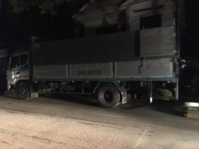 Chiếc xe tải chở gỗ được cho l&agrave; gỗ lậu bị lực lượng chức năng kiểm tra, bắt giữ.