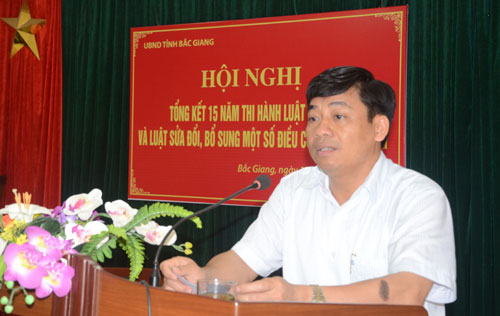 H&igrave;nh ảnh Ph&oacute; Chủ tịch UBND tỉnh Bắc Giang Dương Văn Th&aacute;i ph&aacute;t biểu tại hội nghị (Ảnh nguồn: B&aacute;o Bắc Giang)