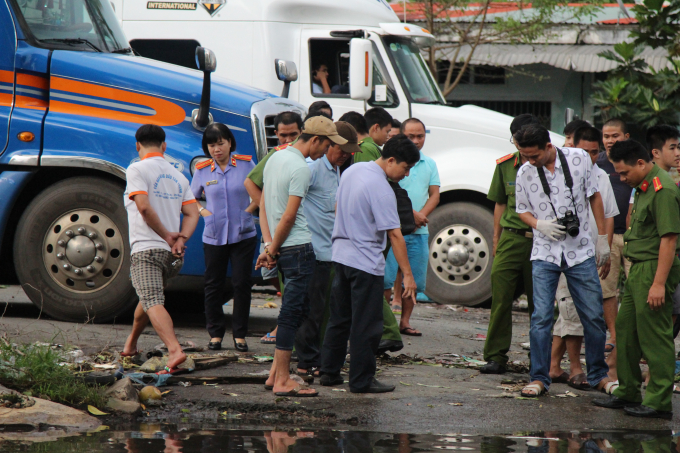 C&ocirc;ng an quận Thủ Đức kh&aacute;m nghiệm hiện trường.