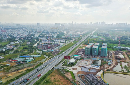 Mạng lưới hạ tầng khu Đ&ocirc;ng đang ng&agrave;y một đồng bộ đang trở th&agrave;nh đ&ograve;n bẩy cho thị trường BĐS khu Đ&ocirc;ng.