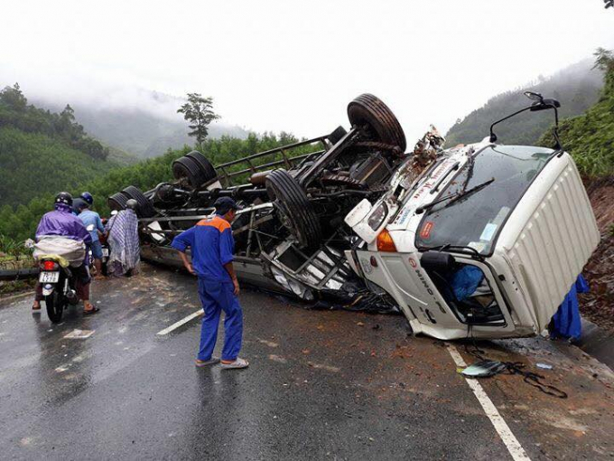 Chiếc xe lật chắn ngang đường khiến giao th&ocirc;ng bị &aacute;ch tắc.