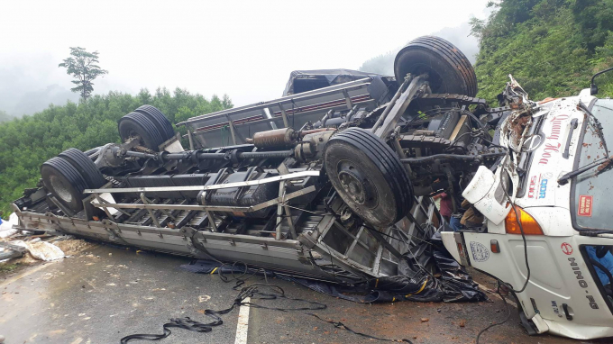 Chiếc xe tải lật ngửa bụng, bị hư hỏng nặng. (Ảnh: Nguyễn Duy)