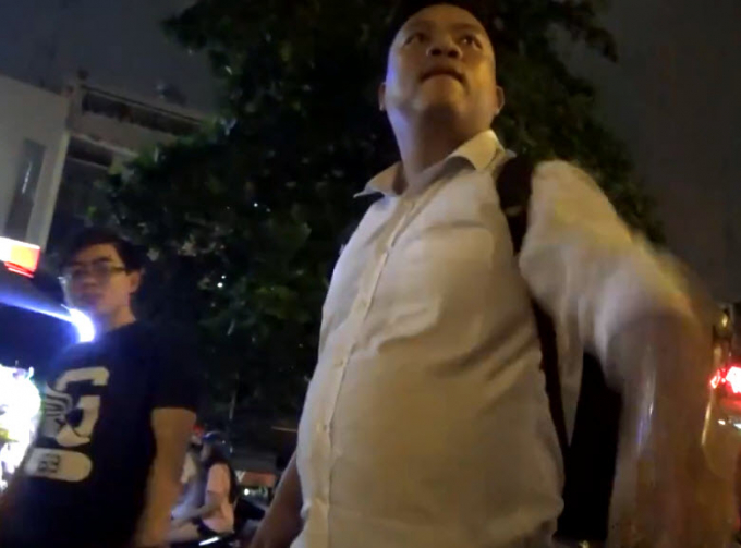 Người đ&agrave;n &ocirc;ng được cho l&agrave; đe dọa ph&oacute;ng vi&ecirc;n