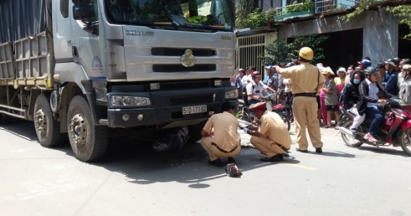 Nâng bánh xe tải, đưa thi thể người phụ nữ nhặt ve chai ra ngoài