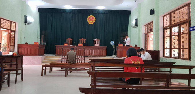 Phải đến l&uacute;c 9h s&aacute;ng, thư k&iacute; mới tiến h&agrave;nh phổ biến nội quy phi&ecirc;n t&ograve;a v&agrave; bắt đầu phi&ecirc;n x&eacute;t xử.