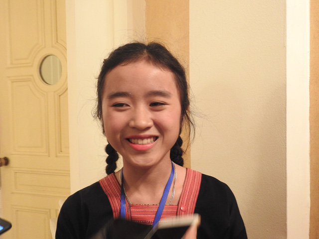 Th&agrave;o Th&ugrave;y Dương rạng rỡ trong trang phục d&acirc;n tộc xuống Thủ đ&ocirc; nhận bằng khen.