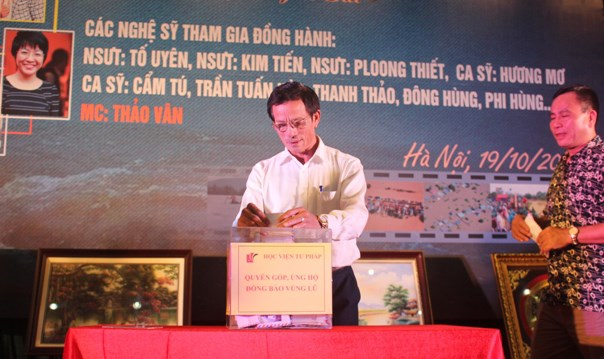 Ấm l&ograve;ng Đ&ecirc;m nhạc 'Chung tay' hướng về đồng b&agrave;o v&ugrave;ng lũ