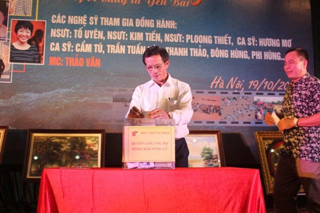 C&aacute;c đại biểu ủng hộ quỹ thiện nguyện