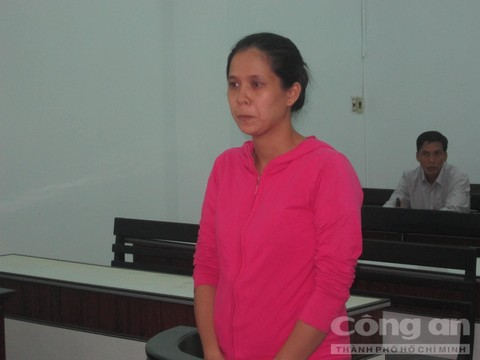 Bị c&aacute;o Hương tại t&ograve;a. (Ảnh: b&aacute;o C&ocirc;ng an nh&acirc;n d&acirc;n)