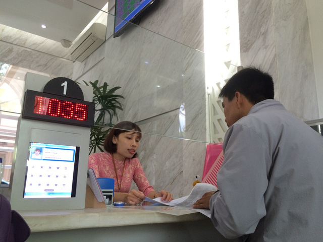 C&aacute;n bộ c&ocirc;ng chức TPHCM kh&ocirc;ng được mặc &aacute;o thun, quần jean.