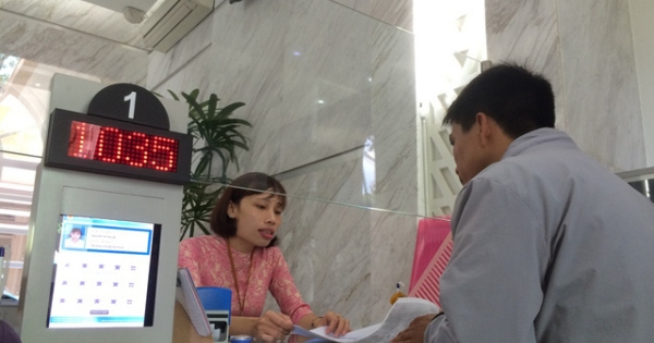 Công chức TPHCM không mặc quần jean, áo thun trong giờ làm việc