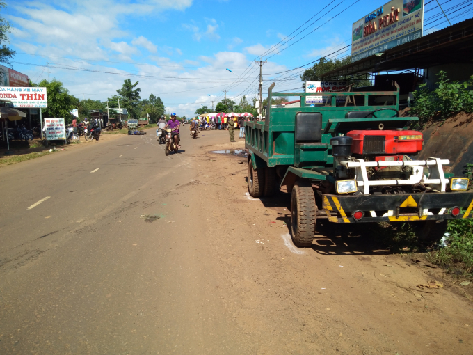 Xe c&ocirc;ng n&ocirc;ng m&agrave; 3 thanh ni&ecirc;n t&ocirc;ng phải.