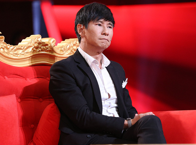 Anh x&uacute;c động nhớ lại thời điểm &ldquo;tủi nhục&rdquo; của m&igrave;nh: &ldquo;Đau đớn nhất vẫn l&agrave; khi đang h&aacute;t hăng say m&agrave; bị MC giật mic để nhường s&acirc;n khấu cho ca sĩ xịn l&ecirc;n h&aacute;t, rồi c&oacute; h&ocirc;m vừa mới mặc đồ diễn th&igrave; t&ocirc;i bị đuổi về để nhường giờ cho ng&ocirc;i sao v&igrave; họ đến diễn sớm&rdquo;.