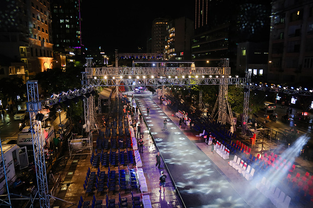 Kh&ocirc;ng gian s&acirc;n khấu rộng với s&agrave;n catwalk d&agrave;i 120m tr&ecirc;n phố đi bộ Nguyễn Huệ