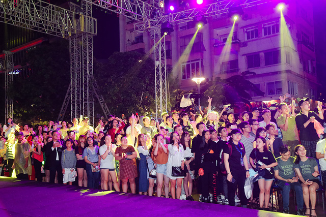 Đ&ocirc;ng đảo kh&aacute;n giả đ&atilde; c&oacute; mặt tại đ&acirc;y để xem chương tr&igrave;nh thời trang được thực hiện với quy m&ocirc; lớn nhất từ trước tới nay cho c&ocirc;ng ch&uacute;ng theo d&otilde;i tại s&acirc;n khấu ngo&agrave;i trời