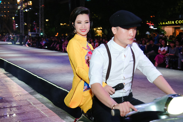 Ca sĩ Đ&ocirc;ng Nhi xuất hiện tr&ecirc;n s&acirc;n khấu với d&agrave;n xe vespa cổ được chạy quanh s&acirc;n khấu g&acirc;y ấn tượng mạnh với kh&aacute;n giả