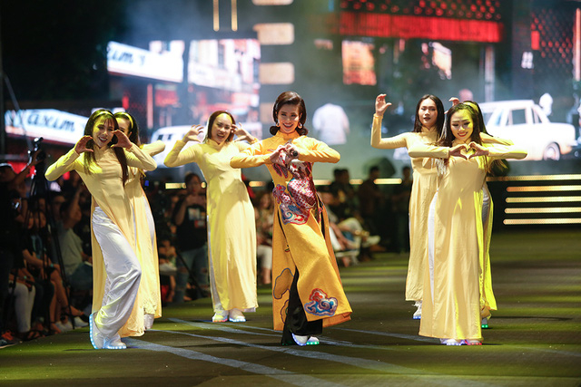 Ca sĩ Đ&ocirc;ng Nhi biểu diễn ca kh&uacute;c