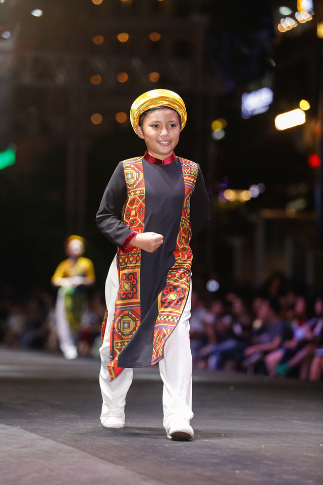 Nh&agrave; thiết kế Thuận Việt gửi đến kh&aacute;n giả h&igrave;nh ảnh c&aacute;c b&eacute; thiếu nhi trong tranh phục &aacute;o d&agrave;i truyền thống nhiều ấn tượng