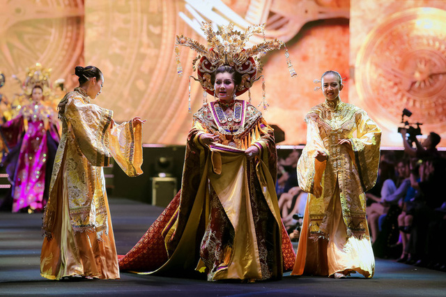 Đặc biệt nh&agrave; thiết kế Long L&ecirc; Dũng đ&atilde; thu h&uacute;t sự ch&uacute; &yacute; với bộ sưu tập &ldquo;Ngọc Phương Đ&ocirc;ng&rdquo;, thể hiện h&igrave;nh d&aacute;ng bộ quốc phục lộng lẫy, tỉ mỉ từng họa tiết qua phần tr&igrave;nh diễn của nghệ sĩ T&uacute; Sương