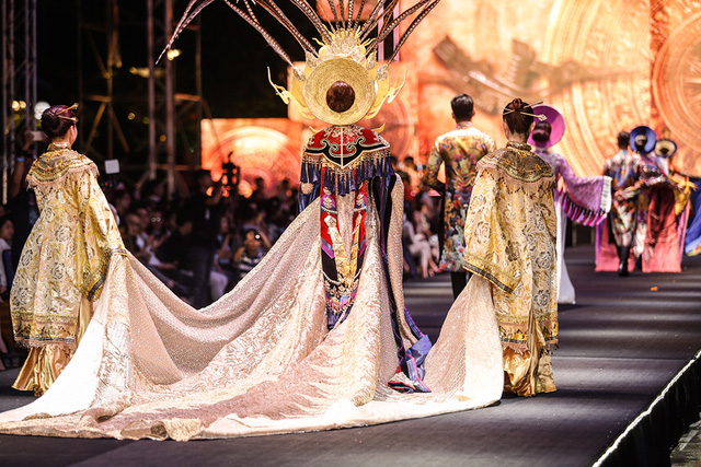 Kh&aacute;n giả đội mưa xem tr&igrave;nh diễn thời trang ở phố đi bộ Nguyễn Huệ