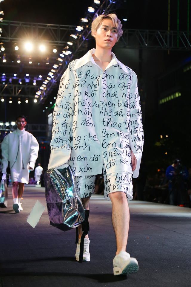 Nh&agrave; thiết kế H&agrave; Nhật Tiến lại mang đến sự ph&oacute;ng kho&aacute;ng với những họa tiết bằng c&aacute;c c&acirc;u chữ đậm dấu ấn S&agrave;i G&ograve;n.