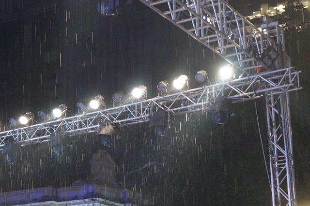 Sau phần tr&igrave;nh diễn thời trang phần đầu của chương tr&igrave;nh kết th&uacute;c, trời bắt đầu mưa nặng hạt