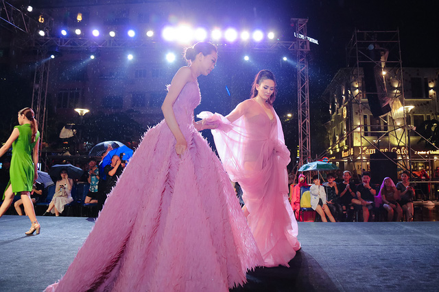 Thế nhưng mặc cho trời mưa, người mẫu V&otilde; Ho&agrave;ng Yến c&ugrave;ng c&aacute;c người mẫu vẫn ho&agrave;n th&agrave;nh phần tr&igrave;nh diễn của m&igrave;nh