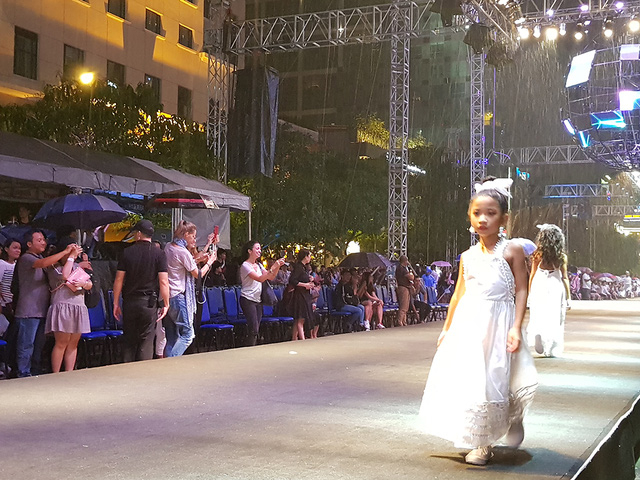 C&aacute;c người mẫu nh&iacute; cũng v&ocirc; c&ugrave;ng chuy&ecirc;n nghiệp khi tiếp tục ho&agrave;n th&agrave;nh phần tr&igrave;nh diễn tr&ecirc;n s&agrave;n catwalk d&agrave;i 120m của chương tr&igrave;nh, mặc cho mưa ng&agrave;y c&agrave;ng lớn hơn.