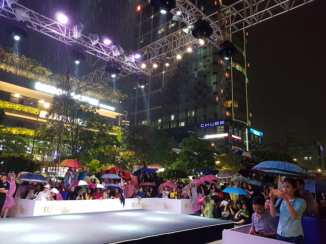 Đ&ocirc;ng đảo kh&aacute;n giả n&aacute;n lại xem chương tr&igrave;nh v&agrave; cổ vũ cuồng nhiệt cho c&aacute;c người mẫu vẫn biểu diễn bất chấp trời mưa