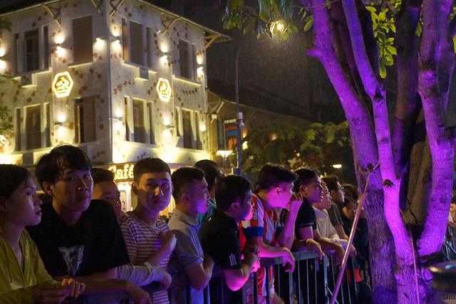 Ph&iacute;a ngo&agrave;i h&agrave;ng r&agrave;o của khu vực biểu diễn, c&aacute;c kh&aacute;n giả vẫn tiếp tục hướng mắt về s&acirc;n khấu để theo d&otilde;i chương tr&igrave;nh.